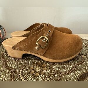 Suede Upper Clogs